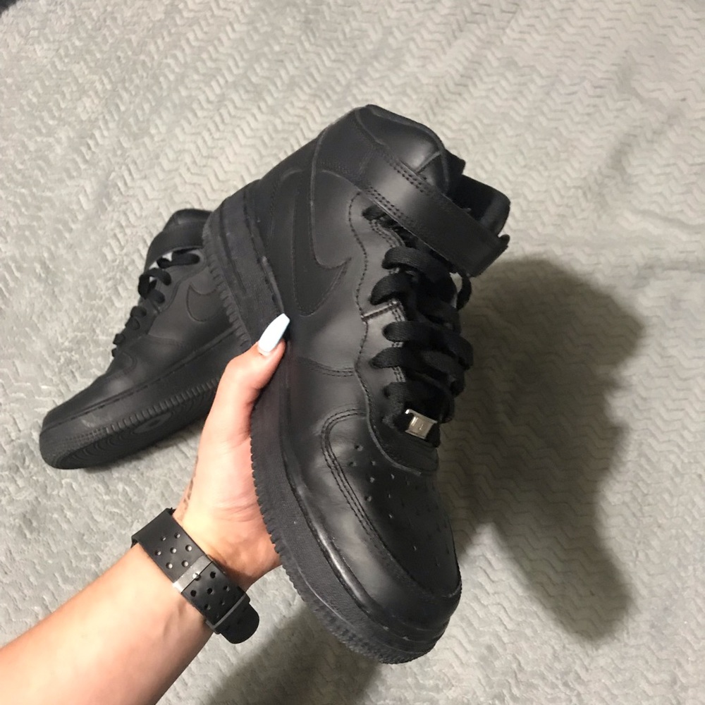 Women’s 8 Black nike Air Force 1